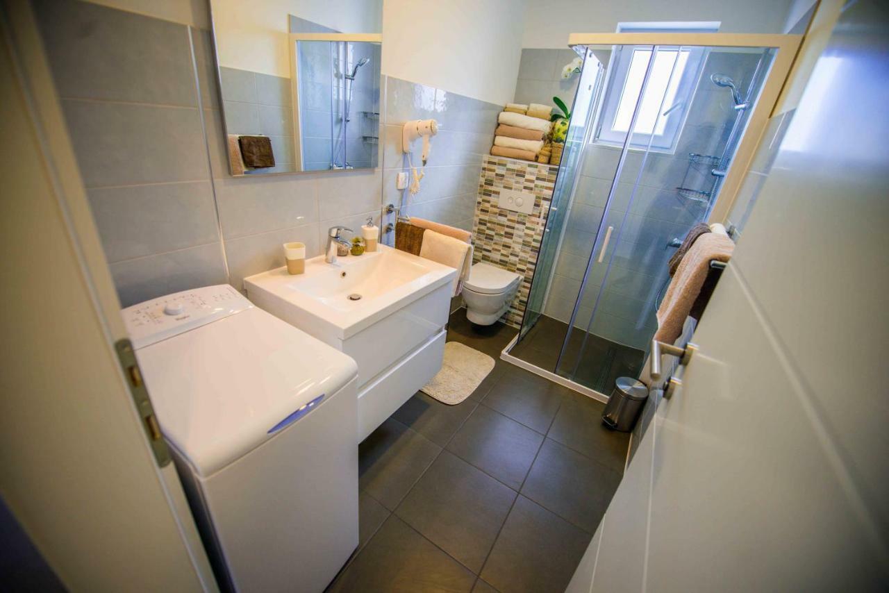 Olive Tree Apartments ポドストラナ エクステリア 写真